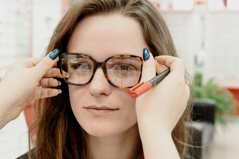 une femme se fait prendre les mesures pour ses lunettes