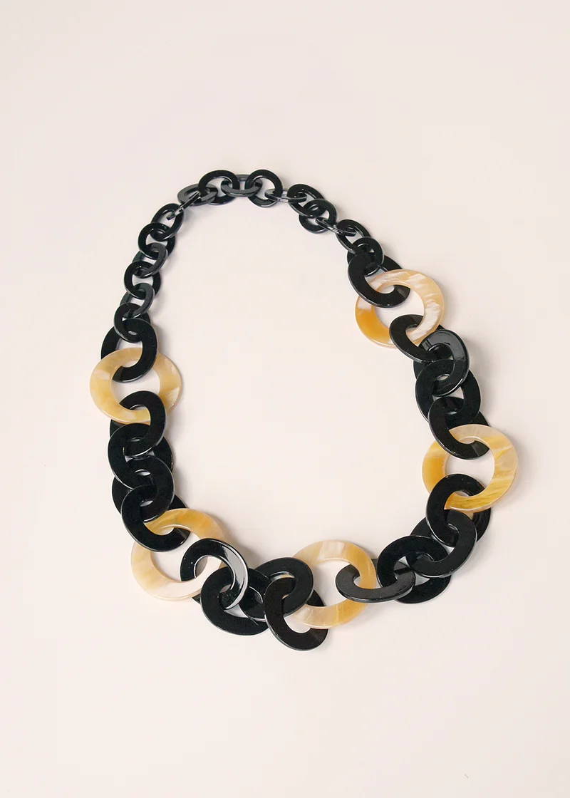 A chunky black and off white inlocking chain resin necklace