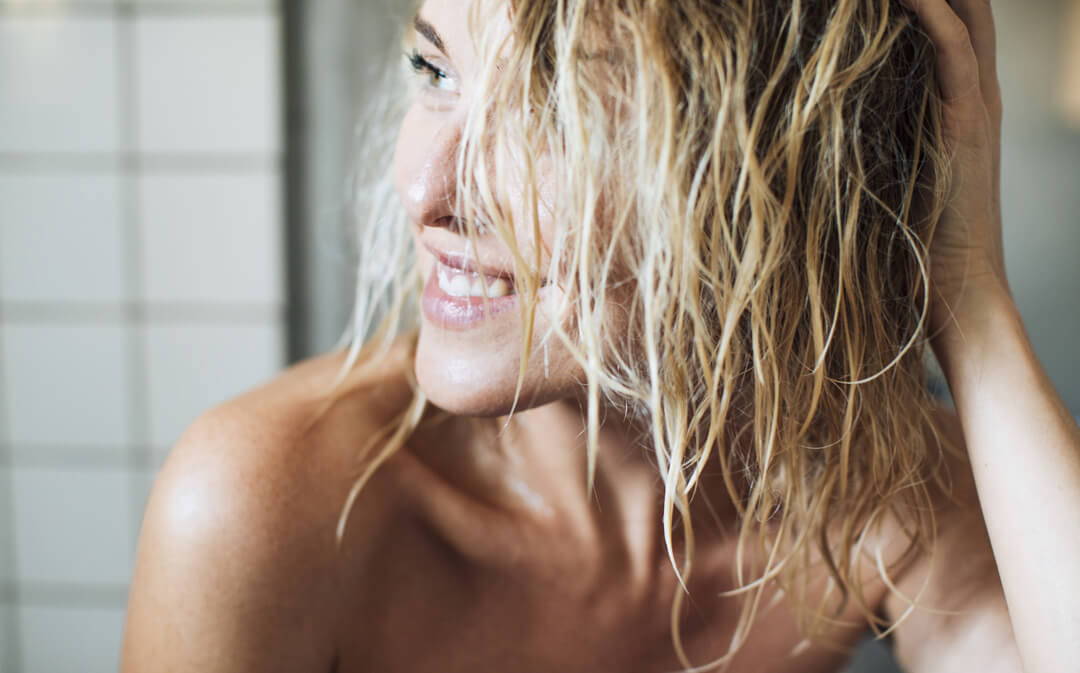 Handfeste Sauberkeit: Haarseife versus Shampoo Bars | Five Skincare