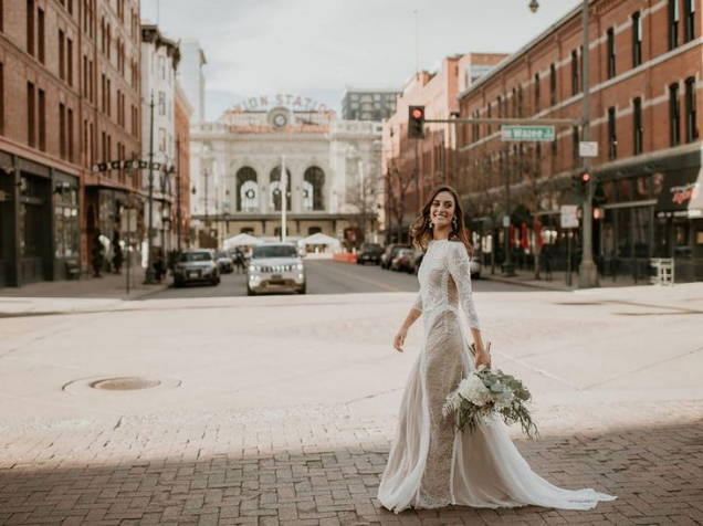 Novia con el vestido inca Grace Loves Lace caminando cerca de la Union Station en Denver Colorado