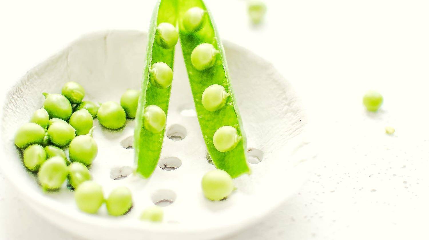 Featured | Green peas in white background | Powerful Benefits of Taking Pea Protein Powder