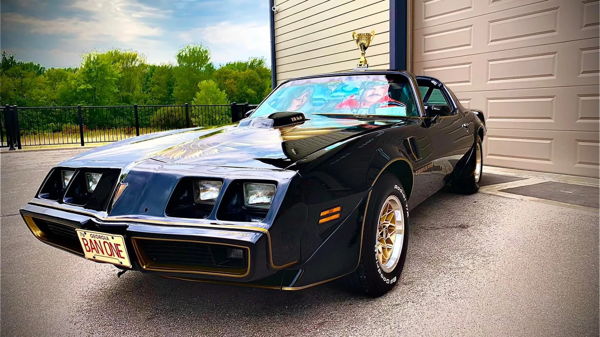 Front view black gold Trans Am screaming chicken hood shaker scoop BAN ONE plate Jim's 1980 Pontiac Trans Am 2-Chime 3-Liter air horn kit customer install gallery photo 4