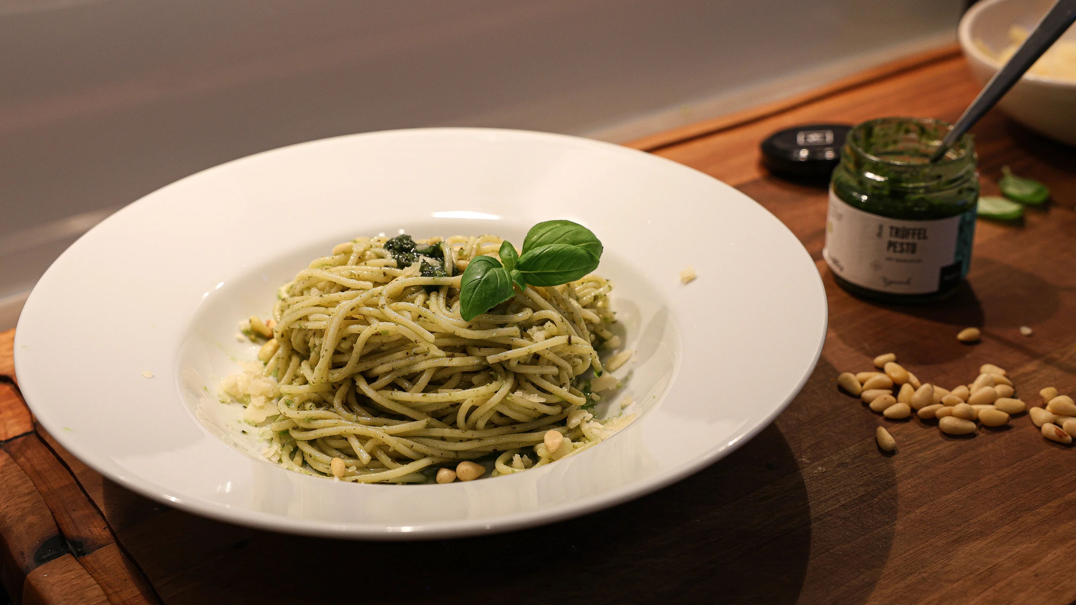 Trüffel Pesto Pasta mit Pinienkernen & Basilikum