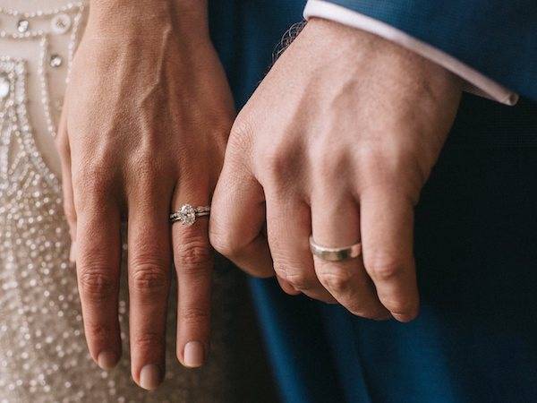 Ja Retoucheren Mompelen Engagement Ring vs. Wedding Ring: What's the Difference? - Ken & Dana Design