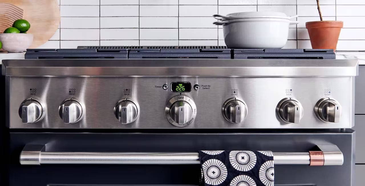 mate black range with white pot on burner