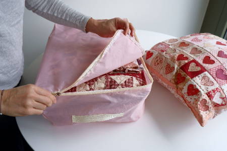 Storing a quilt in a quilt storage bag