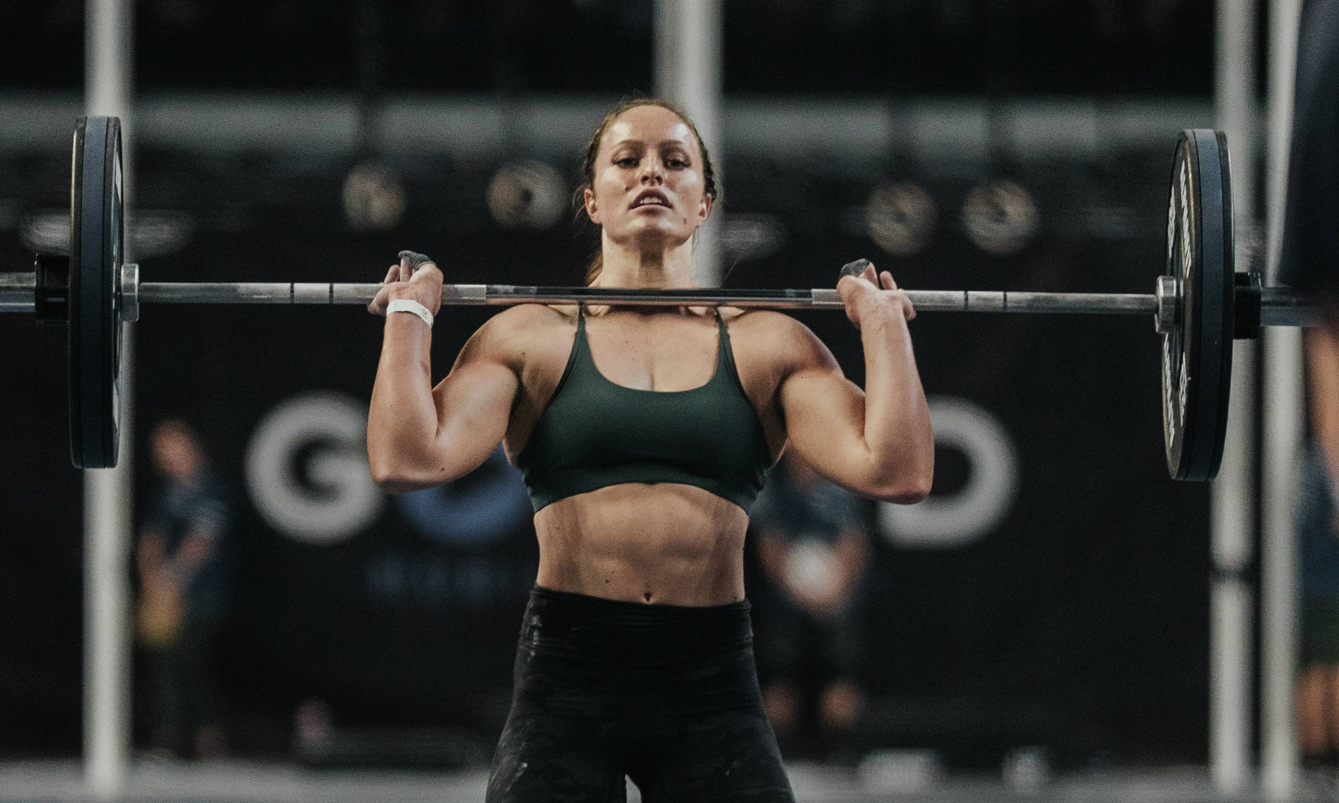 lady lifting a barbell on her chest