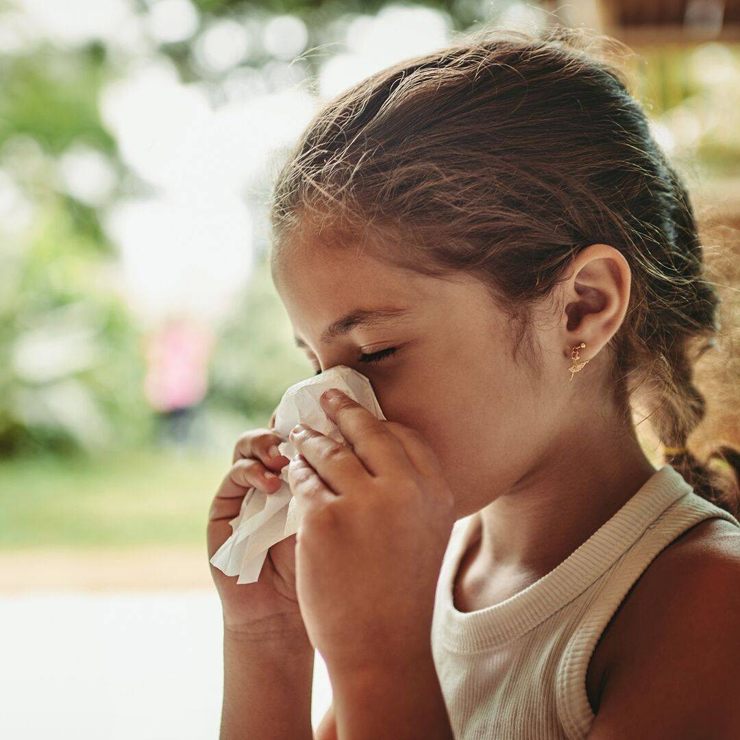 Dievčatko kýcha do papierovej vreckovky a smrká - možno by jej liek na alergiu mohol poskytnúť úľavu od nepríjemnej alergickej nádchy