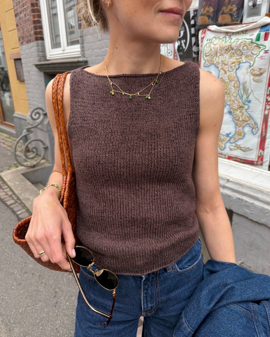 Kvinde iført brun Bea Top set tæt på