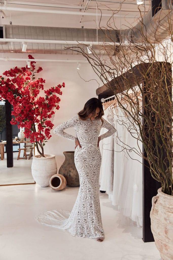 El vestido de novia Grace Loves Lace Orla en la sala de exposiciones con características de madera reciclada s