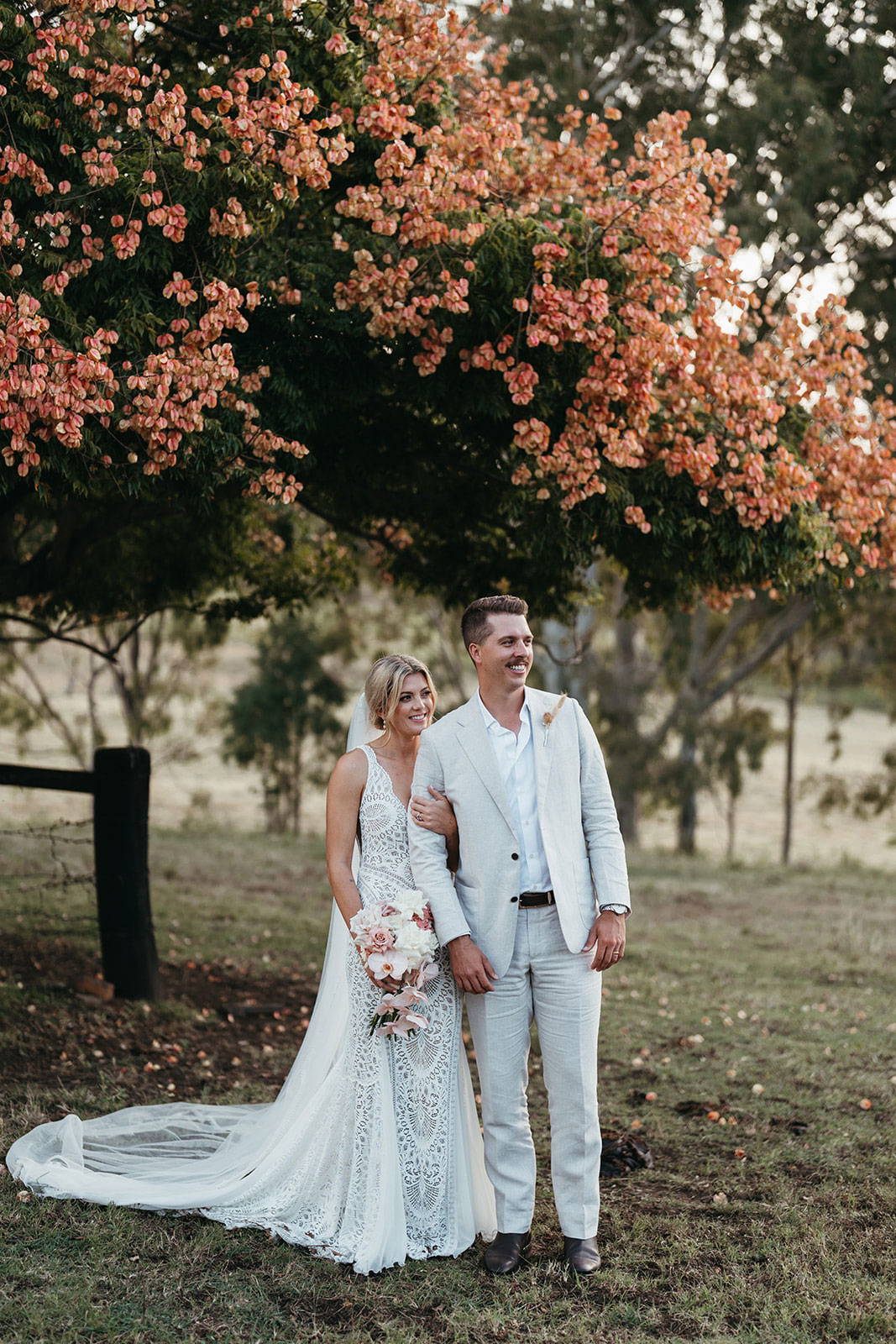 Novios bajo un árbol floral