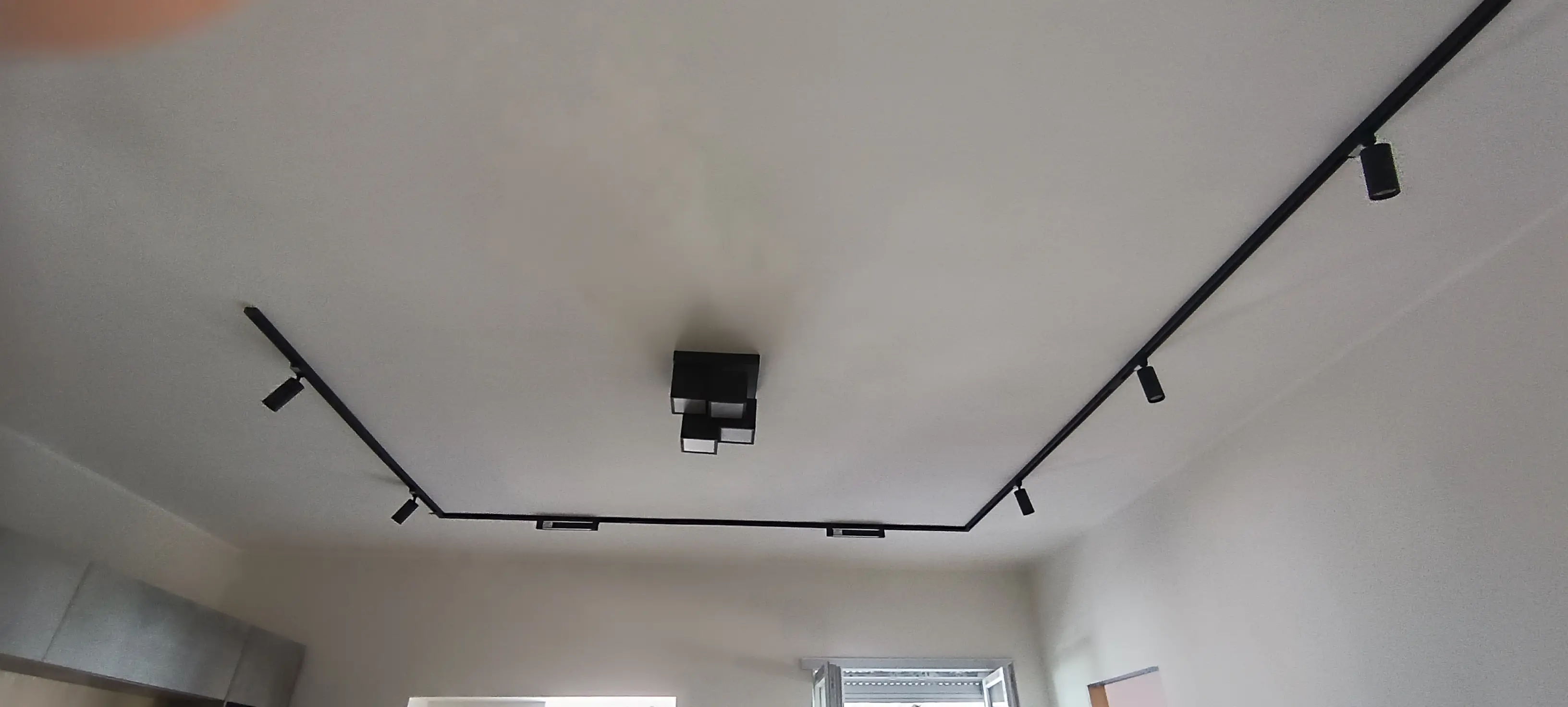 Installazione reale GISLED con binario monofase 220V nero e faretti LED orientabili