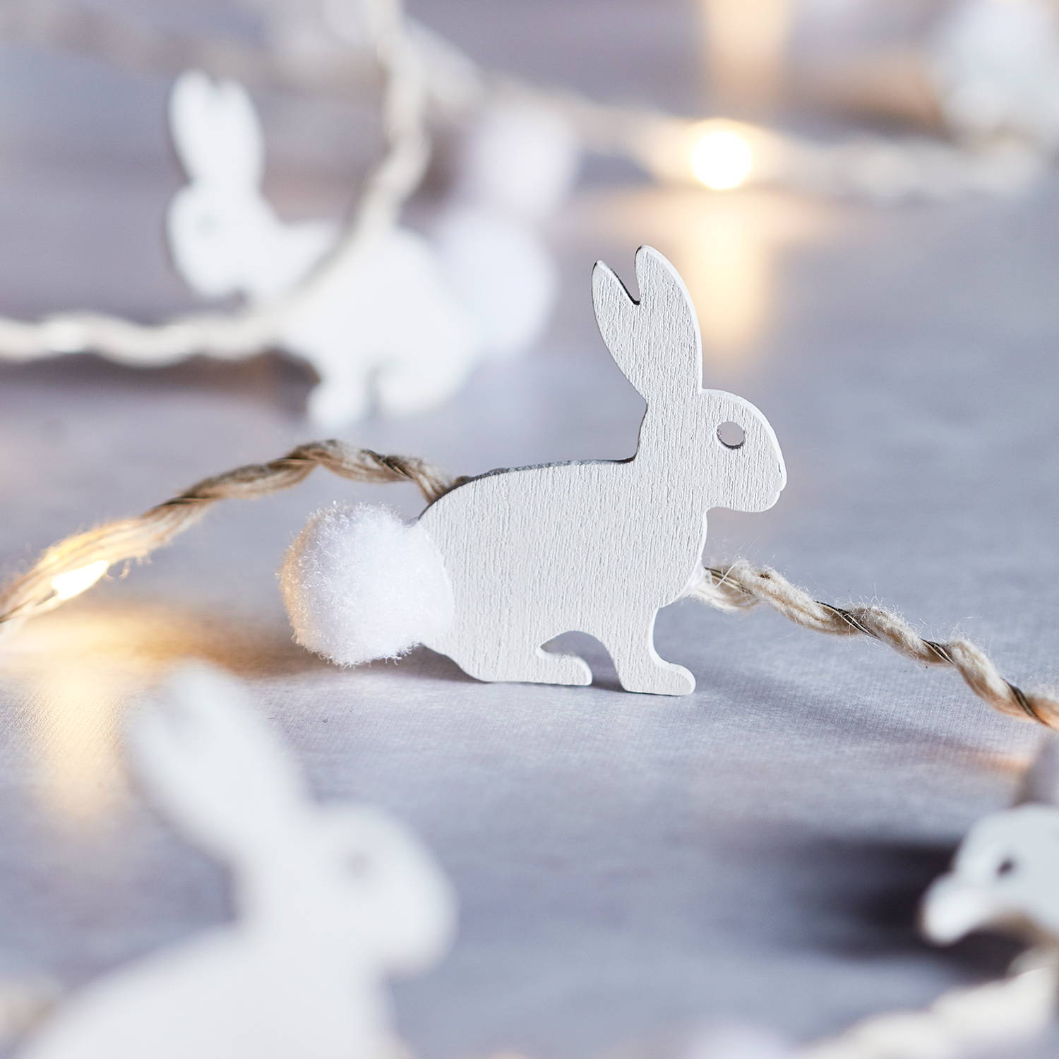 guirlande lumineuse lapin de pâques sur une table.