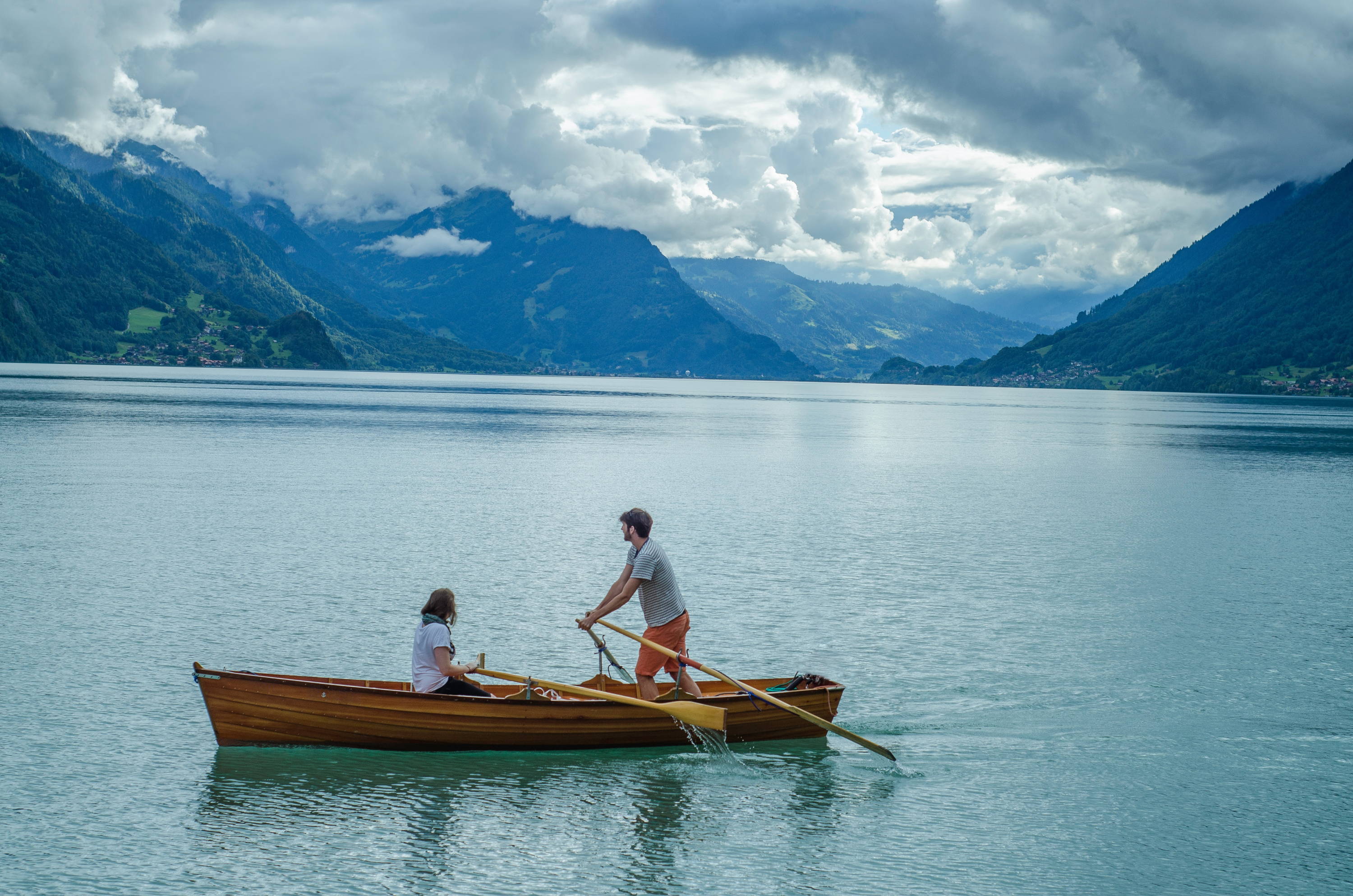 Adventures romance. Люди на узких лодках в горах. Швейцария любовь. Boat Ride. To Ride a Boat.