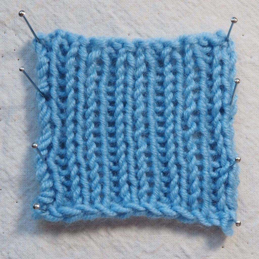 Maschenprobe mit einer 2x1-Rippe (Vorderseite)
