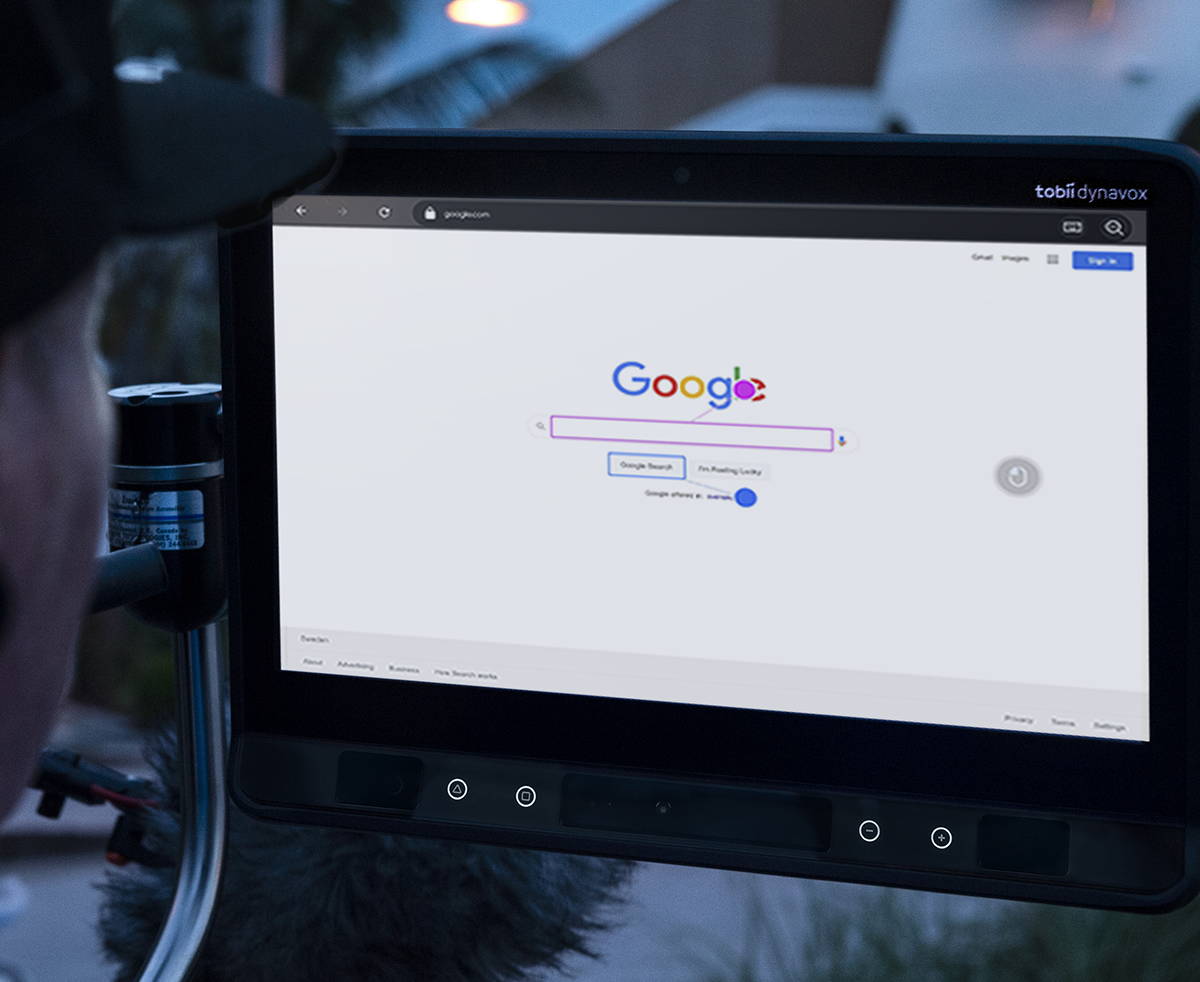Homme utilisant l'application de navigation web TD Browse sur son Tobii Dynavox TD I-Series