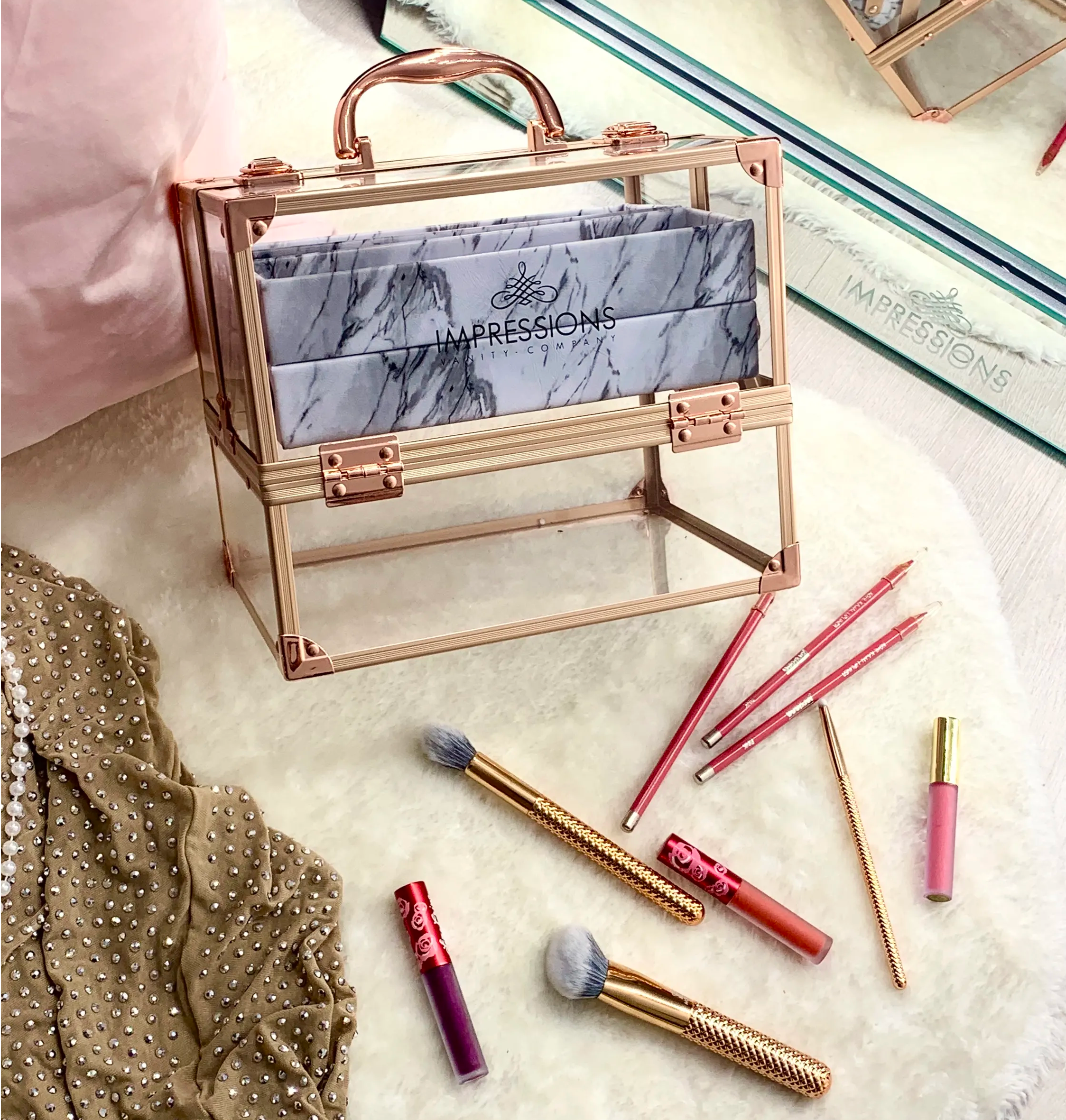 the savvy makeup travel case with makeup accessories