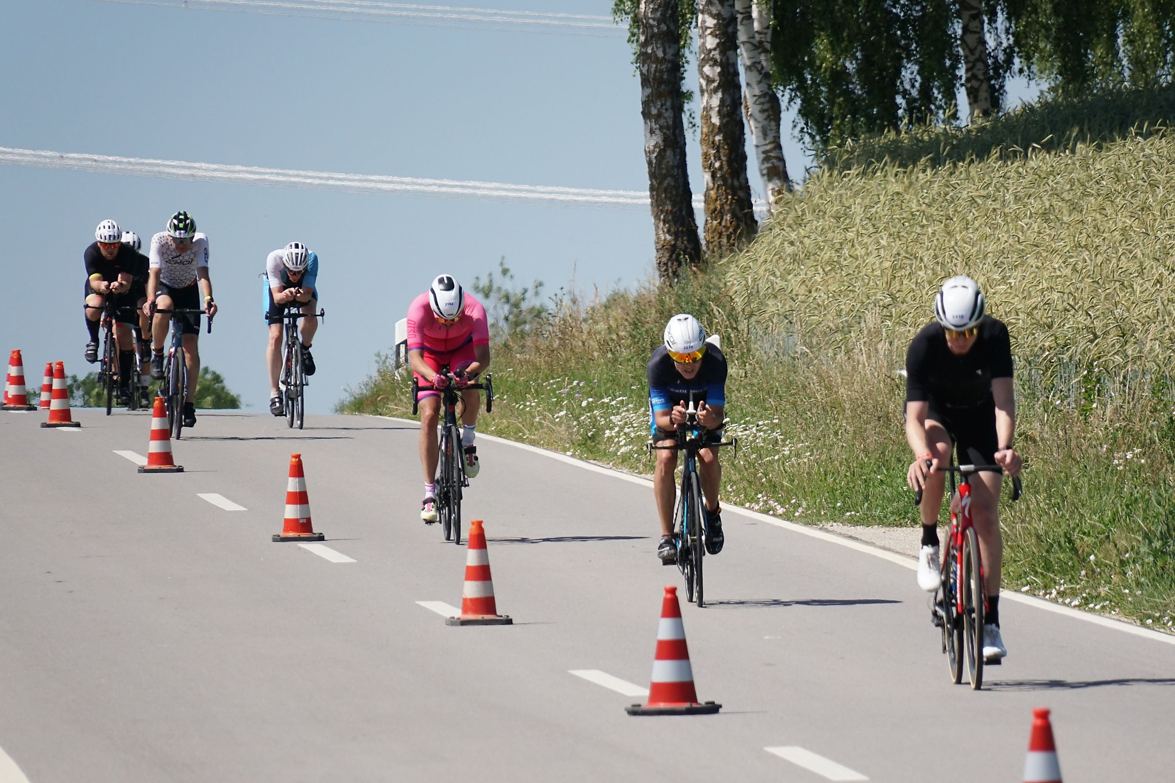 Mehrere Triathleten absolvieren die Radstrecke des triathlon.de Cup in Landshut 2025.