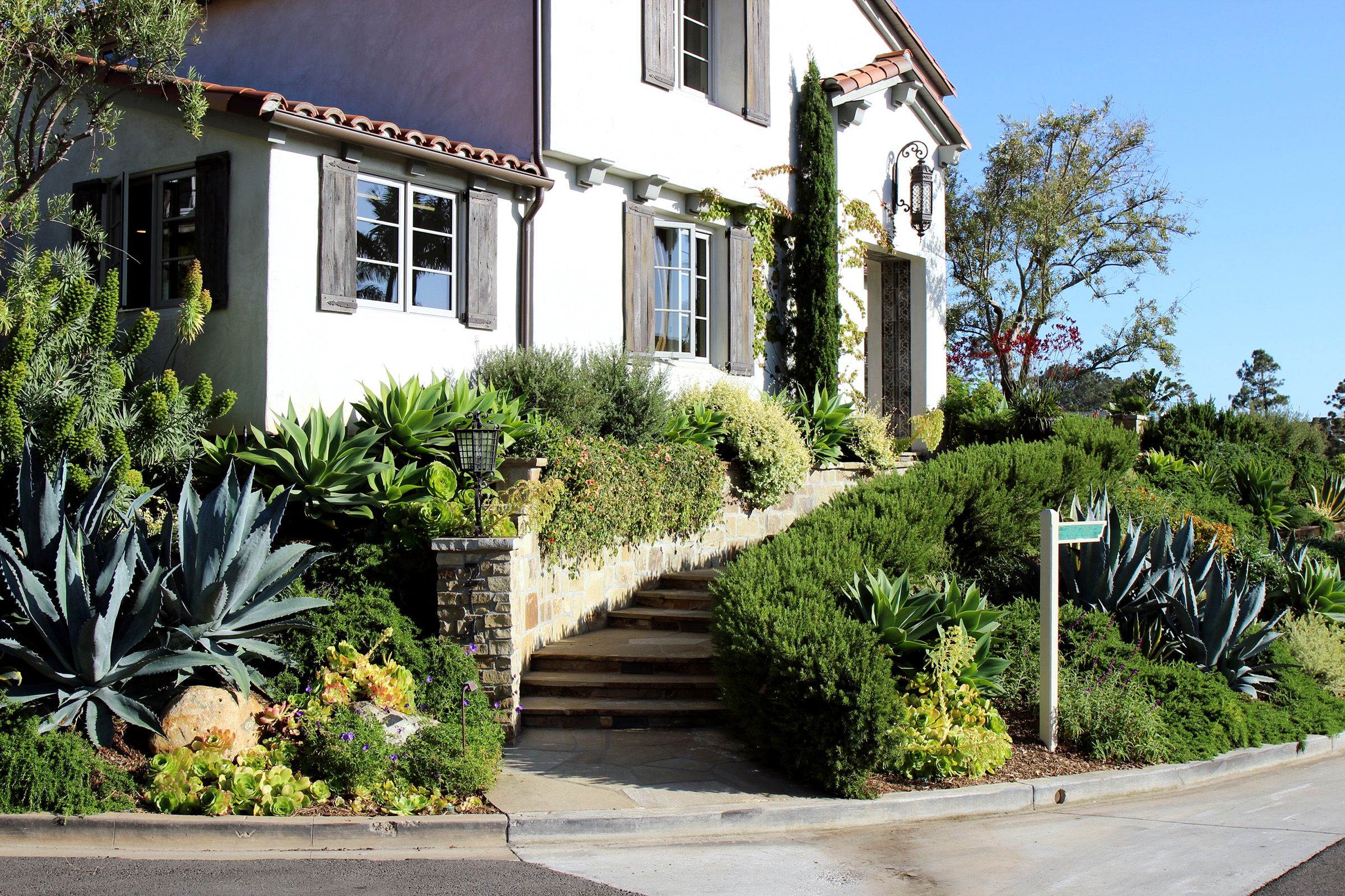 Residential Exterior Landscape + Design in Orange County – Rolling Greens
