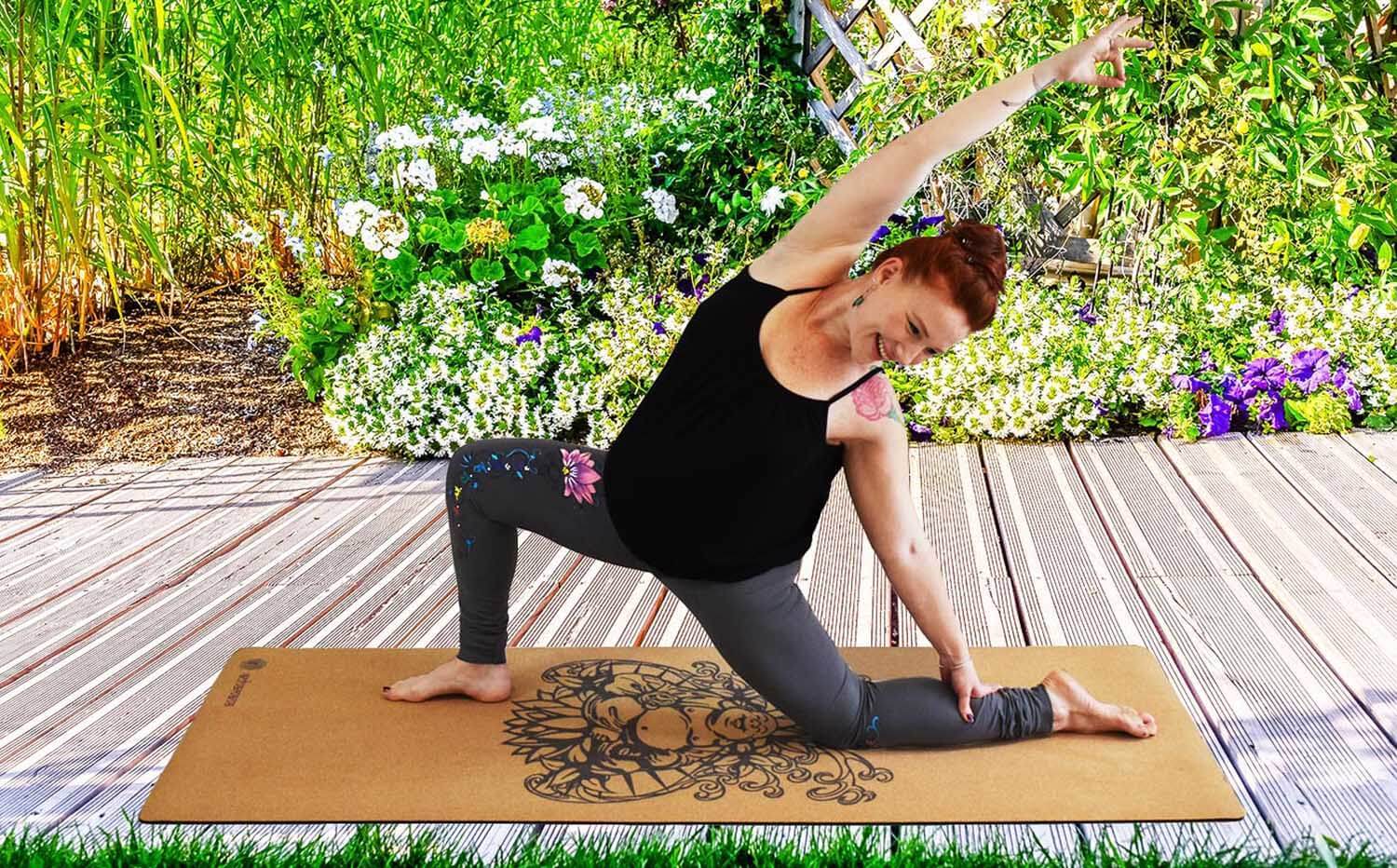 Tapis yoga liege et latex bouddha rieur - asana réalisé par une yogini sur une terrasse en pleine nature - Achamana