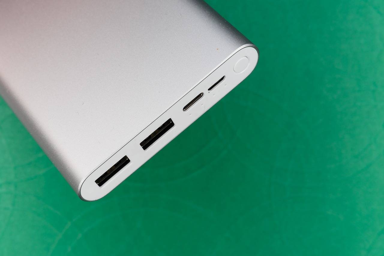 モバイルバッテリーの充電方法を解説！ポータブル電源との違いとは