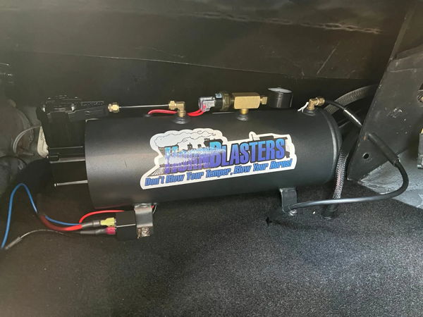 Trunk HornBlasters black air tank compressor pressure gauge relay wiring Jim's 1980 Pontiac Trans Am 2-Chime 3-Liter air horn kit customer install gallery photo 2