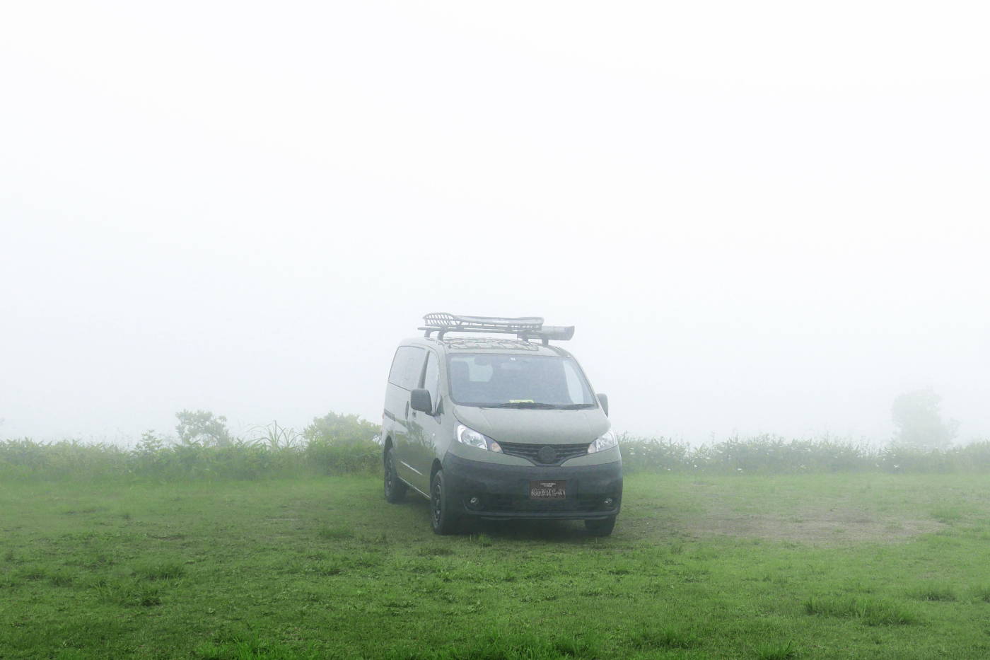 霧に覆われた高原に停車するGORDON MILLER NV200
