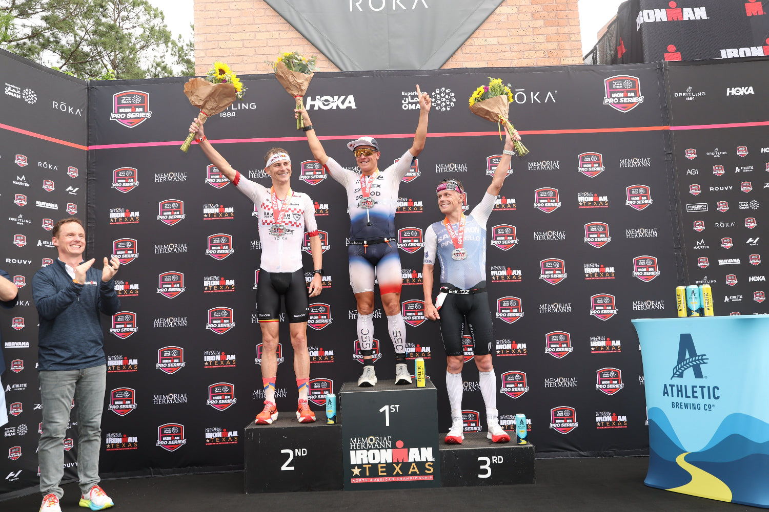 Podium Ironman Texas 2026 v.l.n.r.: Marten van Riel auf Platz 2, Kristian Blummenfelt Platz 1, Casper Stornes Platz 3