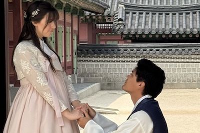 couple getting engaged at gyeongbokgung palace, seoul, korea