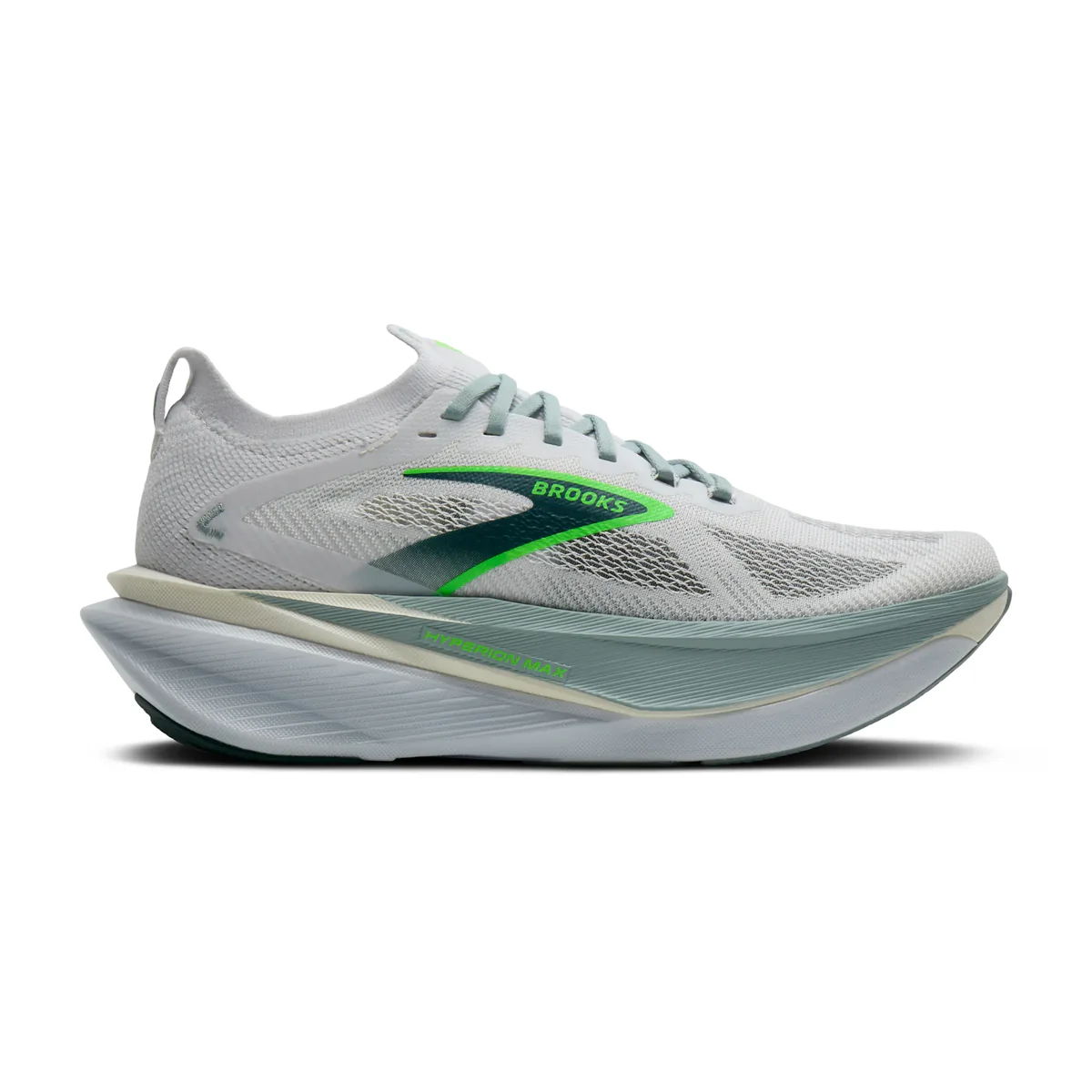 Der Brooks Hyperion Max 3 Laufschuh für Herren in der Farbe White/Gray Mist/Green in seitlicher Ansicht.