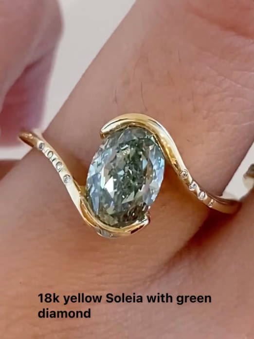 18k yellow gold ring with green diamond