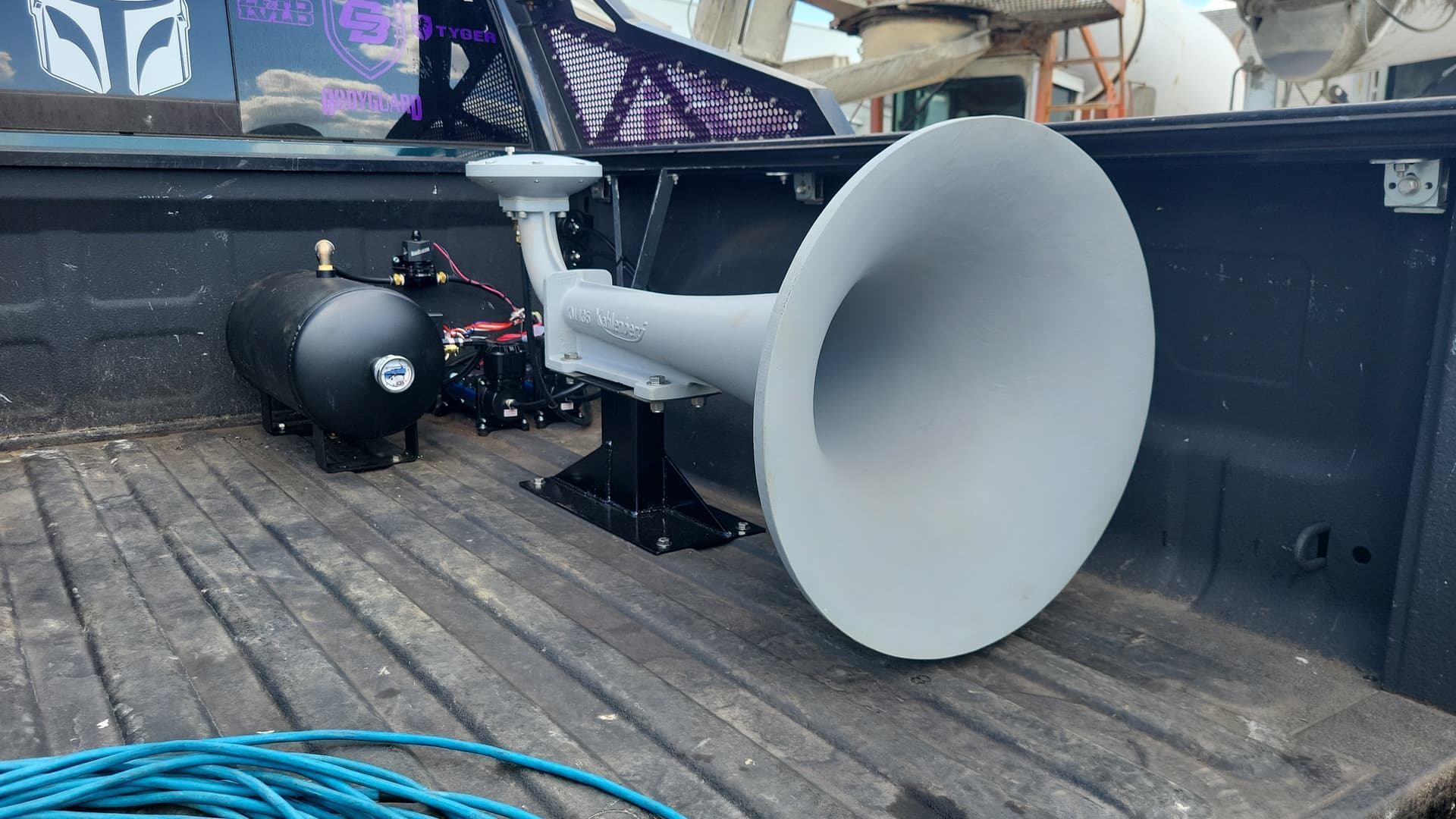 2011 RAM 1500 with Battleship KM-135 Horn Kit and dual 1NM compressors installed