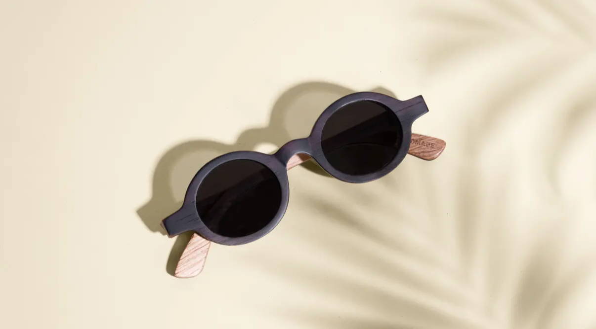 flatlay de Magnolia, petites lunettes de soleil rondes vintage