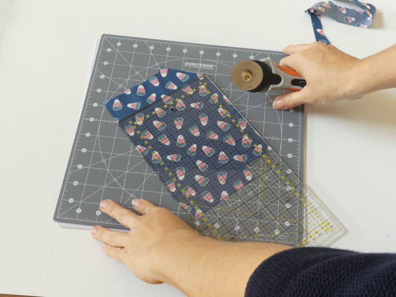 How to use a Rotary Cutter with the Cutting mat - SewGuide