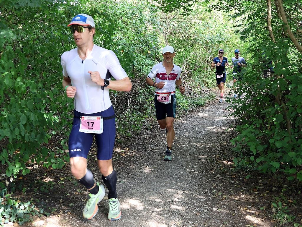 Athleten auf der Laufstrecke beim triathlon.de CUP Königsbrunn 2026.