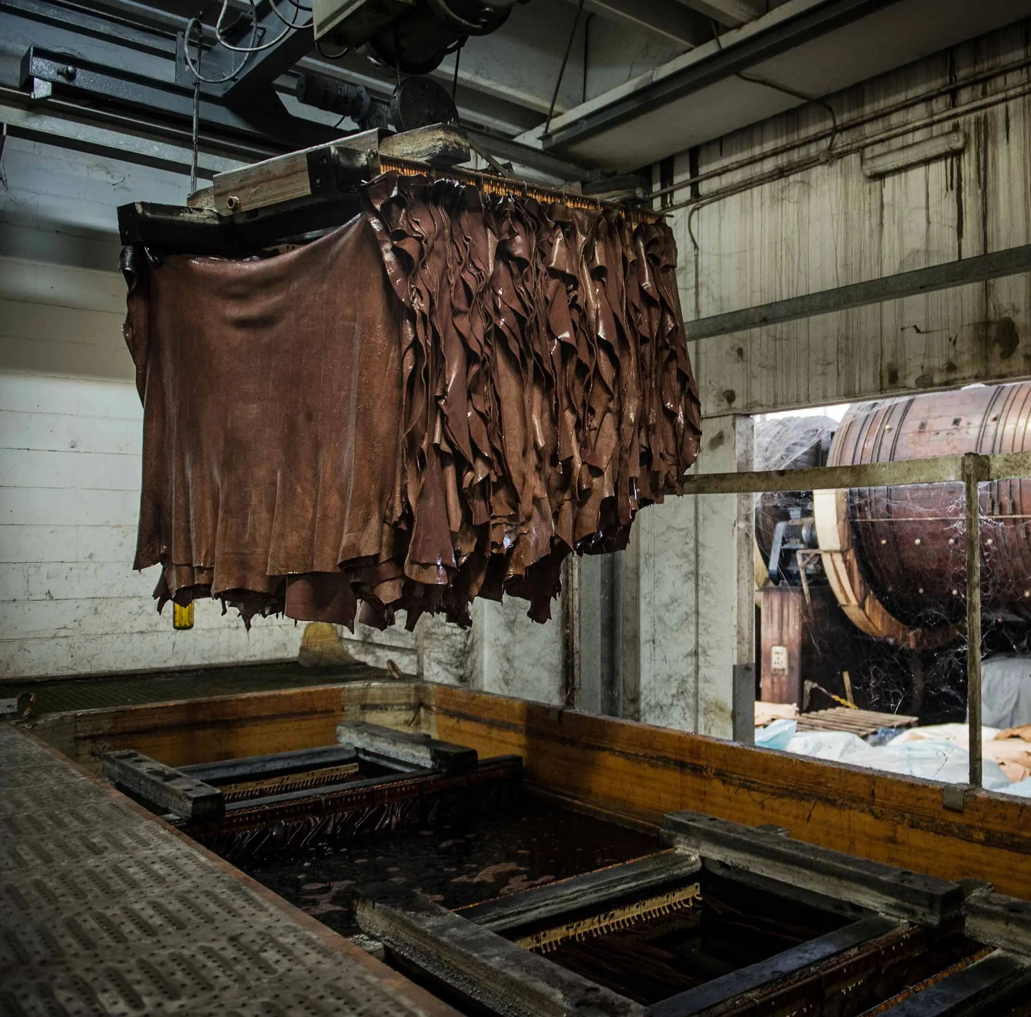 Lederstücke hängen in Fabrik