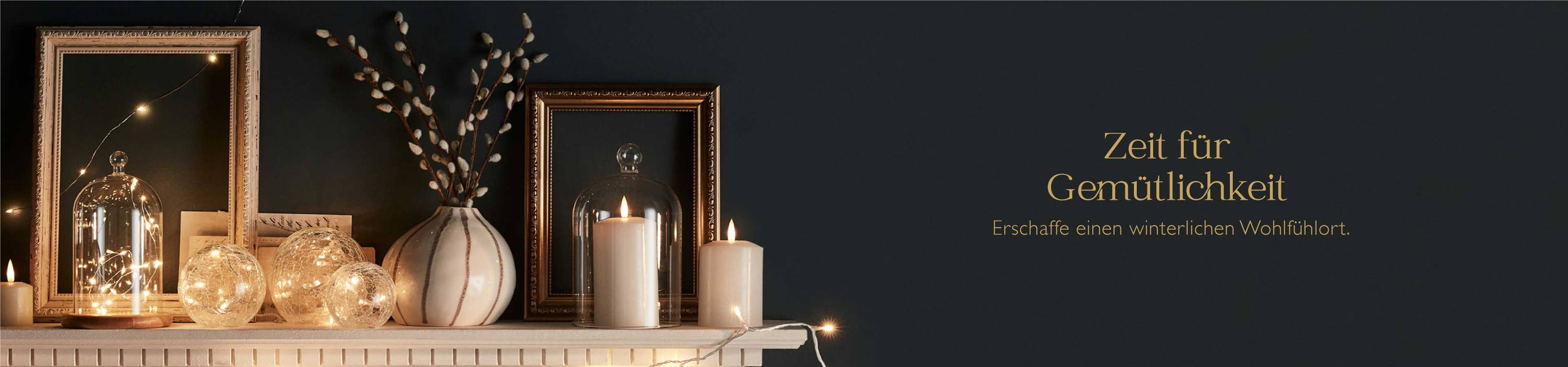 Gemütlich dekorierter Kaminsims mit LED Kerzen, Glasglocken und  warmweißen Glaskugeln