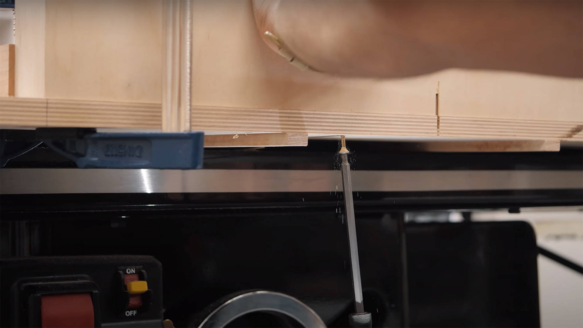 Adjusting crosscut sled fence