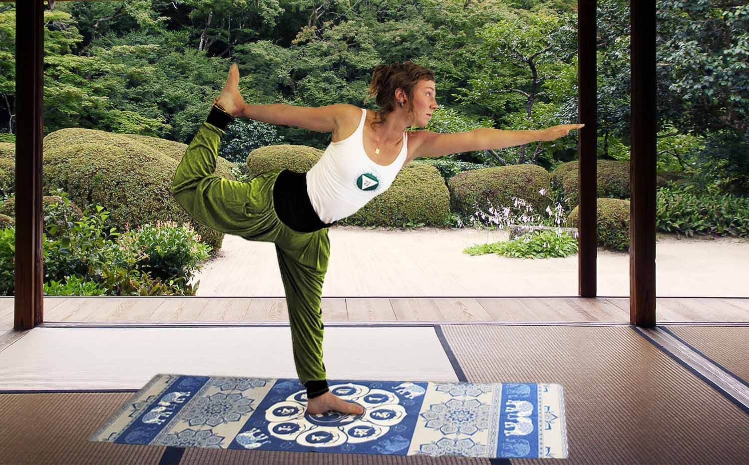 Yogini en pantalon yoga large - sarouel yoga vert olive Vinyasa - faisant une posture de yoga dans un temple bouddhiste - Achamana