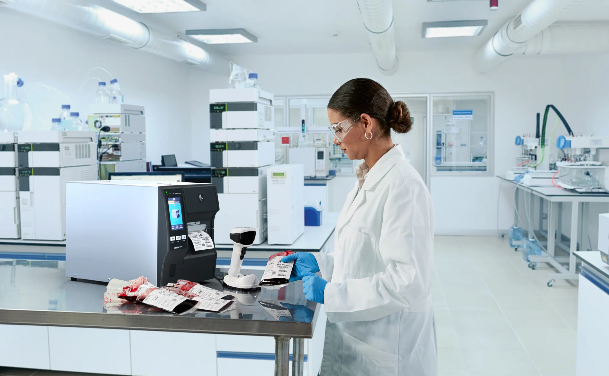Impresora de etiquetas y lector de códigos en uso en un laboratorio