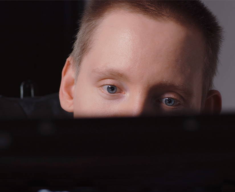 Mand, der bruger sine øjne til at styre en Tobii Dynavox TD I-Series