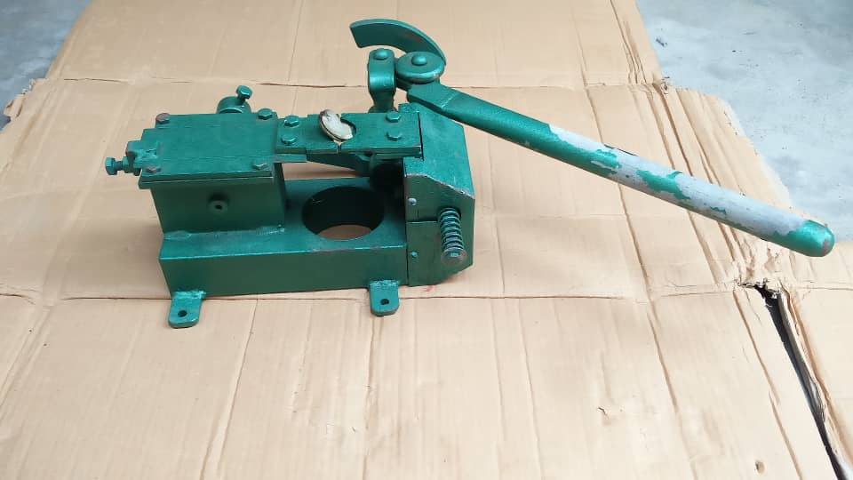 Cashew cutting apparatus