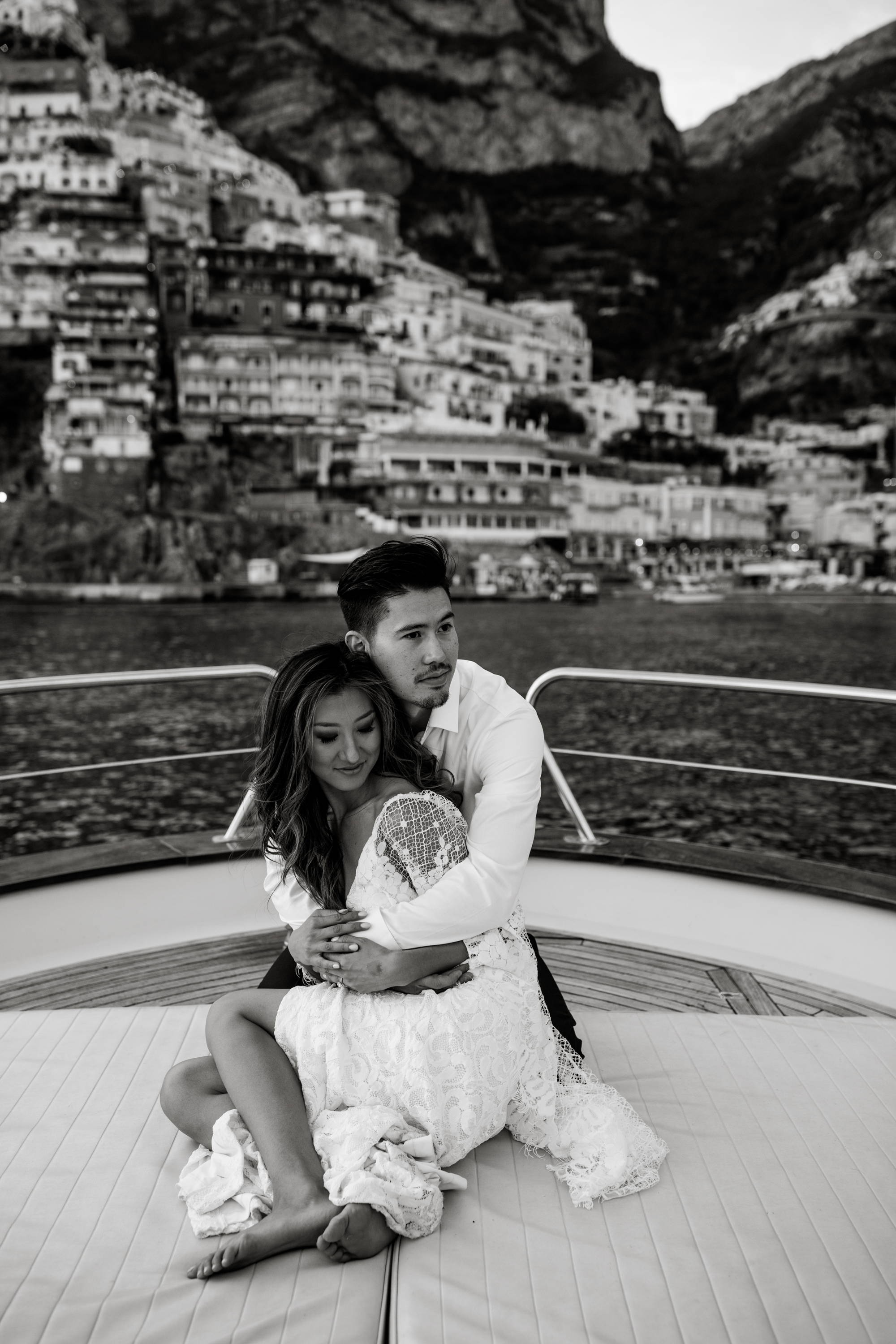 Novios abrazados en un barco en la Costa de Amalfi