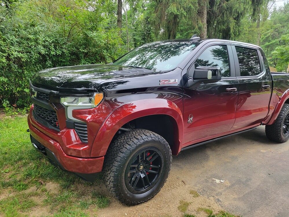  2022 Chevy Silverado 1500 with HornBlasters Rhino Black 3 Liter train horn kit mounted in the truck bed