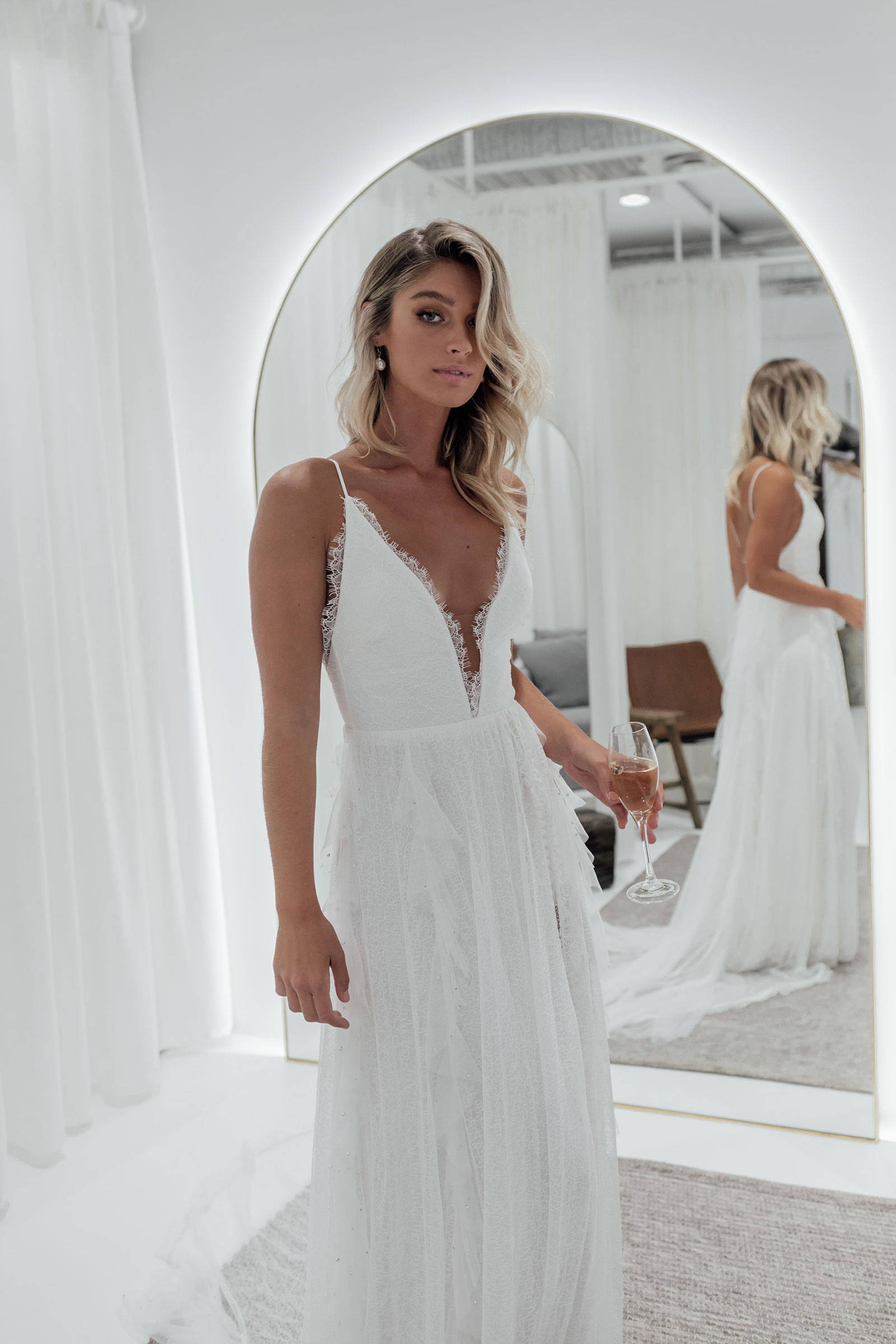 Novia probándose el vestido de novia Grace Loves Lace Song en Sidney