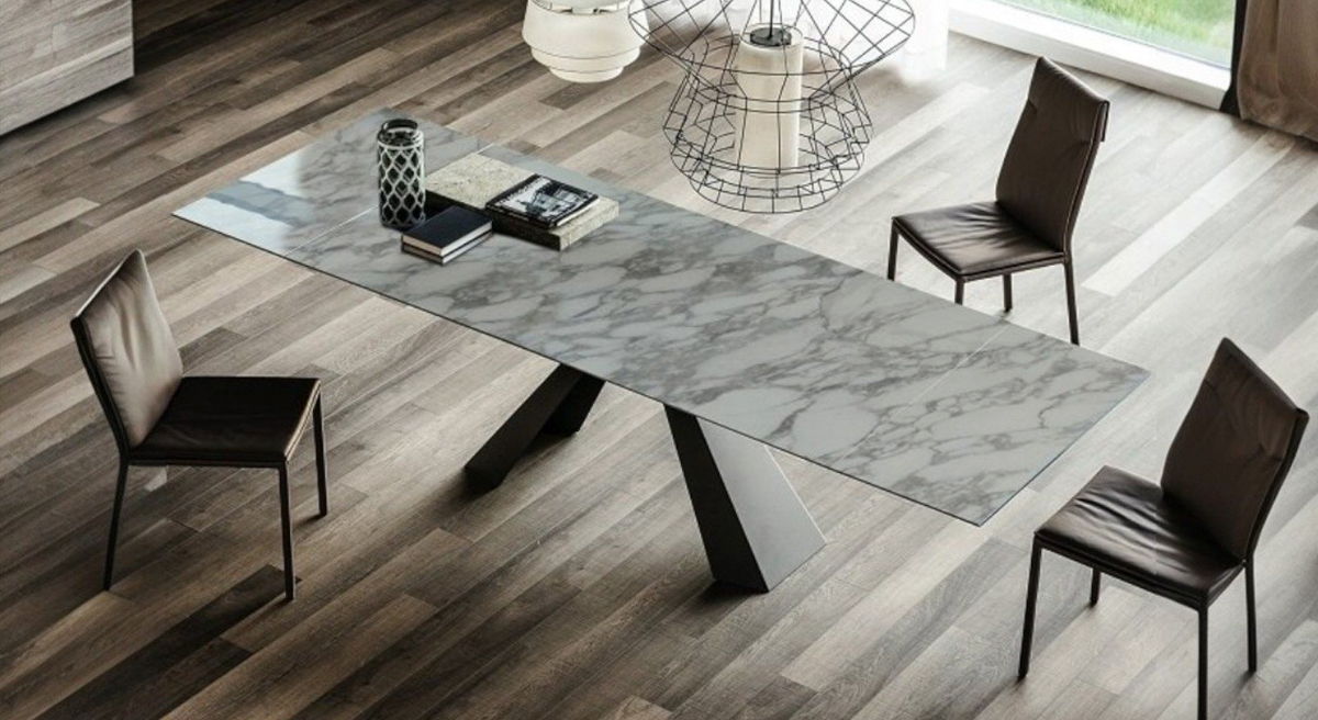 Modern Eliot Keramik extending Drive dining table with four chairs in a stylish interior setting.