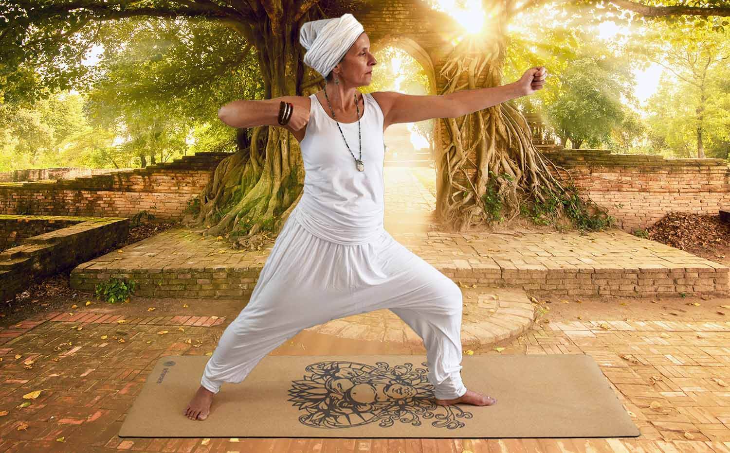 Magasin yoga Reins - Yogini pratiquant le kundalini yoga en vetement yoga blanc - Sarouel yga femme ettee shirt yoga femme blanc - Achamana