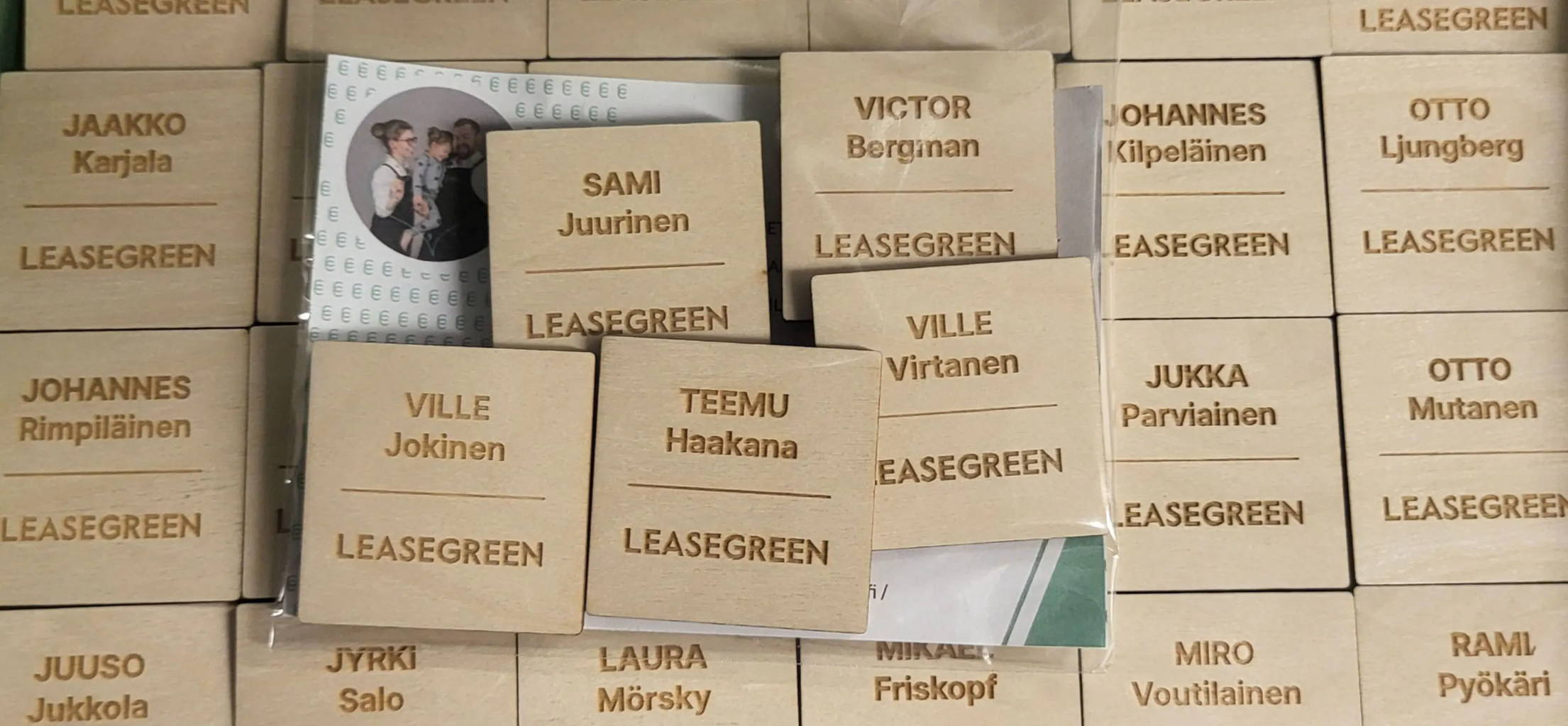 Puisia nimikylttejä pakattuna