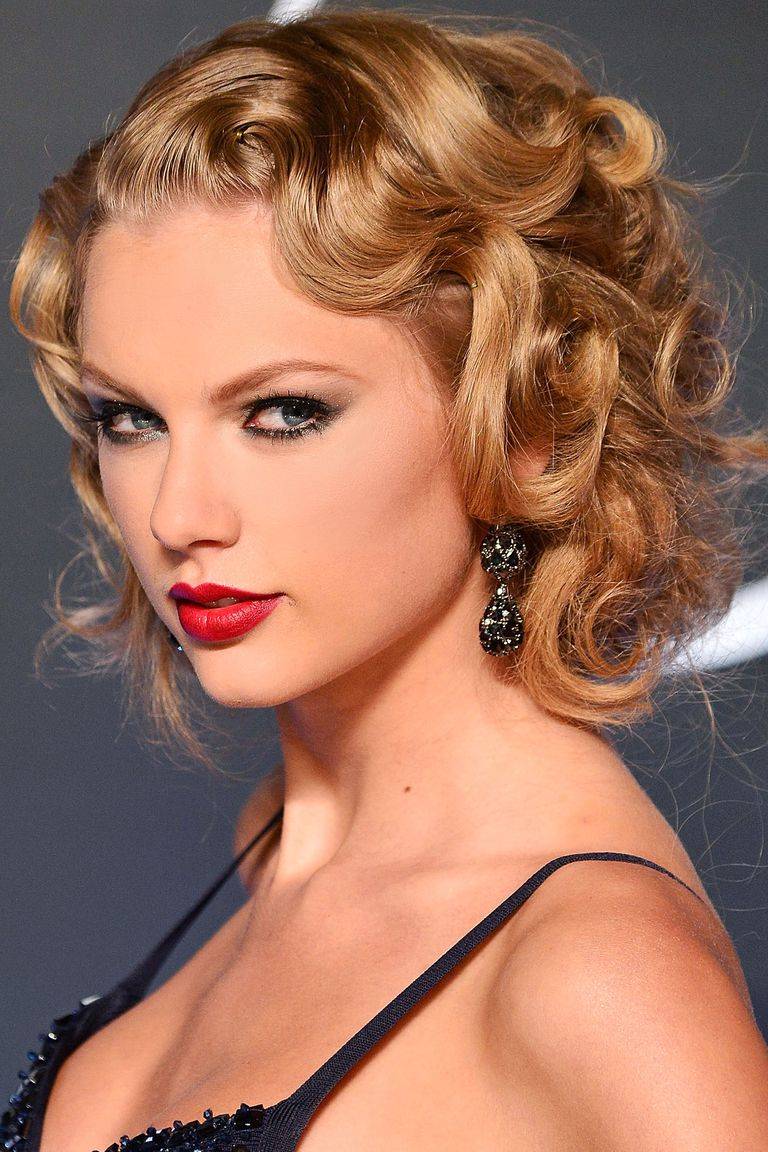 Taylor Swift with curly hair 