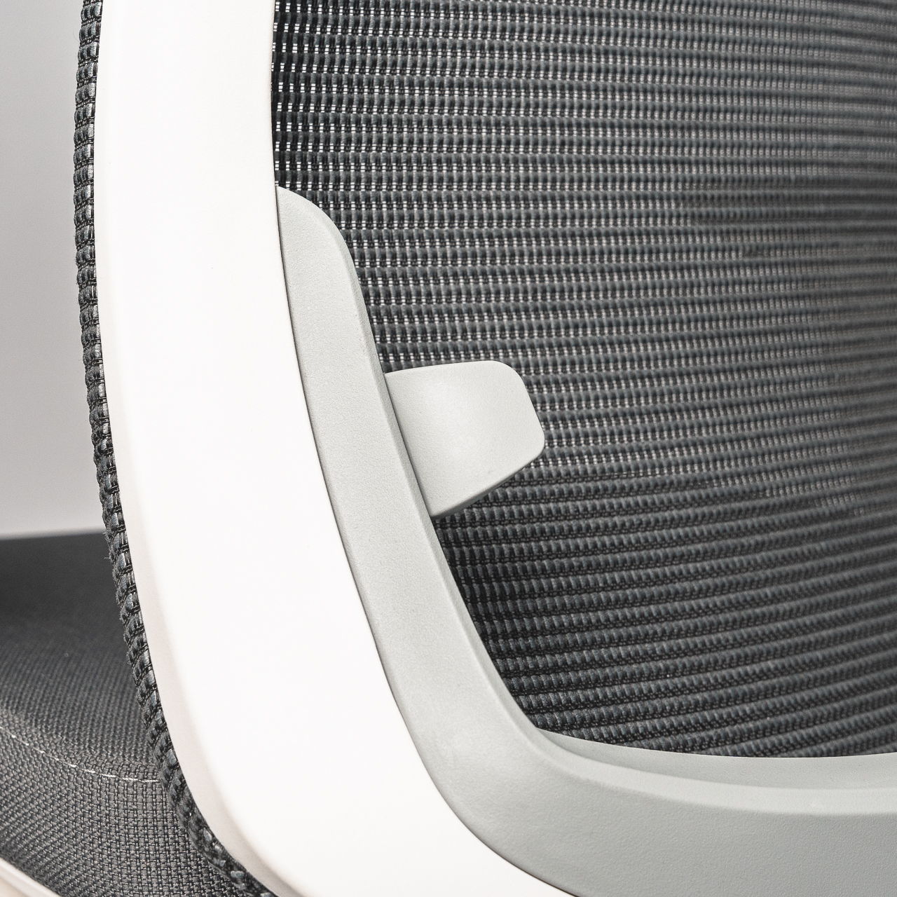 Close-up of a lumbar support and high-quality mesh backrest | ofinto Ergo Ergonomic Office Chair Ergo White